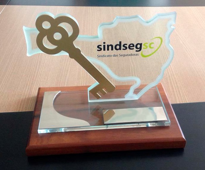 Luciano Vicente da Silveira recebe a chave de Santa Catarina