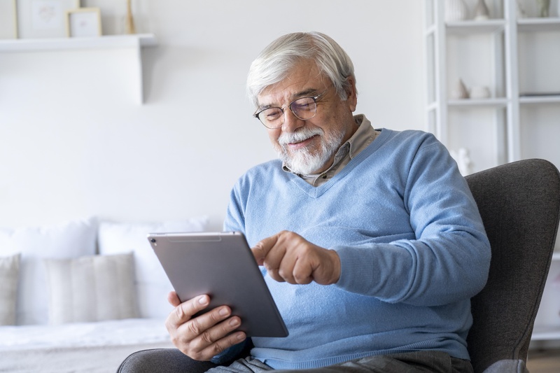 Dia dos Pais: aumento de crimes virtuais contra idosos dá destaque a seguros que protegem o fluxo de dados pessoais na Internet