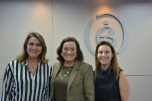 Ao centro, a diretora de Ensino da ENS, Maria Helena Monteiro, com a gerente de Ensino, Simone Maiello (à esquerda), e a coordenadora de Ensino, Eloise Cury (à direita). - 1