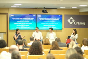 Representantes do ICS, MMA, UFSJ e CNseg durante debate sobre aprimoramento de informações para enfrentamento climático. Divulgação