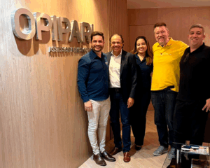 Da esquerda para a direita: Rafael Mendonça (sócio-diretor da Novo Seguros), Hélio Opipari (sócio-diretor da Opipari Assessoria), Yasmin França (gerente comercial da Novo Seguros), Ricardo Vayanos (superintendente executivo da Opipari Assessoria) e Alexandre José da Silva (gerente regional de vendas da Opipari Assessoria).