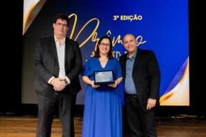 Antonio Daniel (presidente do CSP Bahia) e Ulisses Brito (vice-presidente) entregam título de “Associado Honorário” à diretora Administrativa Michelly Rosica