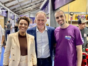 O governador Renato Casagrande ao lado da diretora de Operações da Banestes Seguros, Jussara Vieira, e do diretor-presidente do Sindirepa-ES, Diego Receputi