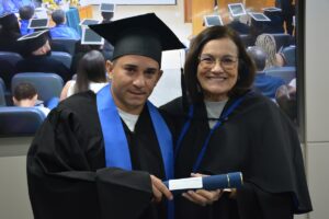 O formando Rodrigo de Oliveira recebe o diploma das mãos da diretora de Ensino da ENS, Maria Helena Monteiro / Crédito: João Vitor Silva (Comunicação ENS).