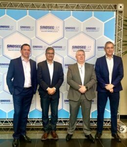 Dyogo Oliveira, presidente da CNseg; Natanael Castro, diretor-executivo da FenaCap; Ederson Daronco, presidente do Sindicato das Empresas de Seguros do Rio Grande do Sul (SindsegRS); e André Nunes, diretor de Assuntos Corporativos, Institucionais e Sindicais da CNseg