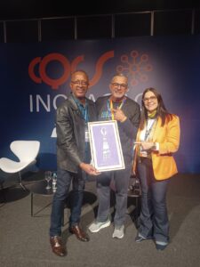 O homenageado, Carlos Ivo Gonçalves, conselheiro consultivo do CVG-RJ (E); Gustavo Doria Filho (CQCS) e Sonia Marra, presidente do CVG-RJ – Foto: Divulgação CQCS