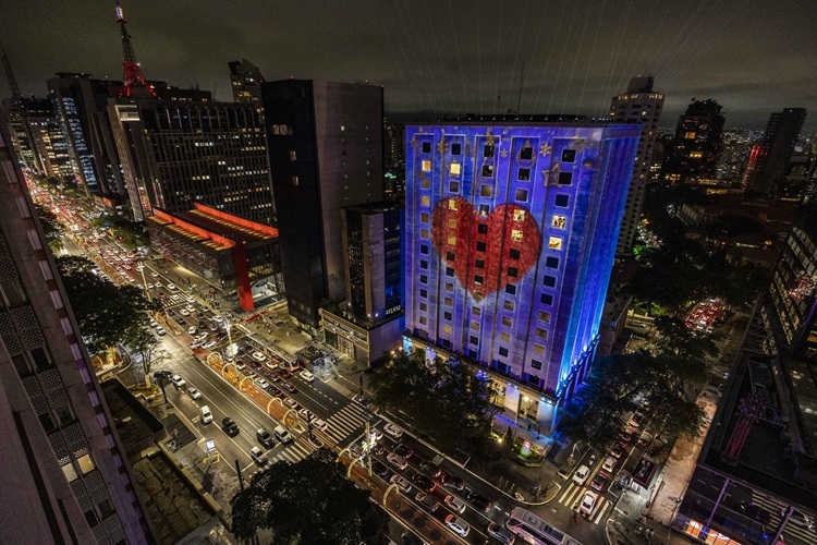 Grupo Bradesco Seguros transforma nova sede na Avenida Paulista em palco de projeções de fim de ano