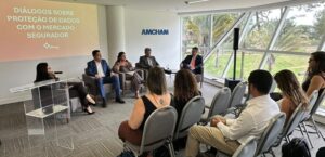 Especialistas e representantes do setor segurador e reguladoras durante debate na capital federal. Foto: Divulgação/CNseg