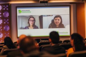 Daiane Nogueira de Lira e Fernanda Paes Leme Peyneau Rito durante debate sobre judicialização da saúde. Créditos: Jefferson Costa