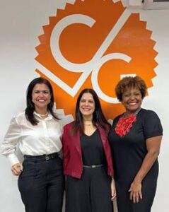 Da esquerda para a direita: Marcela Raminho, corretora de seguros da Assessoria Seu Consórcio Ideal; Sonia Marra, presidente do CVG-RJ; Janaina Pimenta, CEO da JPimenta Finanças e Corretora de Seguros. Foto: Divulgação