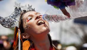 Carnaval e calor: como se divertir e cuidar da saúde