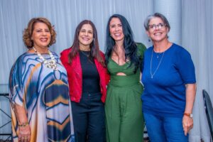 No jantar de Natal, quatro lideranças femininas prestigiaram o evento: da esquerda para a direita, Fátima Monteiro, presidente do CCS-RJ; Sonia Marra, presidente do CVG-RJ; Liliane Guimarães, presidente da LawMed e Liliana Caldeira, na ocasião, presidente do Sou Segura - Foto: Dalvino Santino.