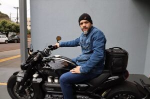 O corretor especialista em Seguro de Moto e motociclista, Cristiano Costa Rodrigues (Fox), sócio da Regional Corretora de Seguros, corretora parceira da Lojacorr Seguros - Foto: Divulgação Lojacorr Seguros