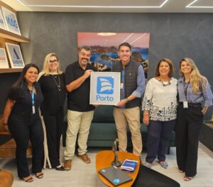 Da esquerda para a direita: Beatriz Miguez, analista comercial da Porto; Dayse Magesti, diretora administrativa do CCS-RJ; Marco Aurélio Marques, diretor financeiro do CCS-RJ; Thiago Santos, gerente Regional Centro da Porto; Fátima Monteiro, presidente do CCS-RJ e Luiza Gonçalves, consultora da Porto Bank – Foto: Divulgação