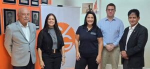 Da esquerda para a direita: Enio Miraglia, secretário do conselho consultivo do CVG-RJ; Sonia Marra, presidente do CVG-RJ; Luciana Maio, commercial manager A&H da Starr Insurance; Eduardo Salgado, head commercial A&H da Starr Insurance e Wellington Costa, diretor adjunto do CVG-RJ – Foto: Divulgação