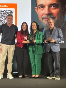 Sonia Marra (presidente CVG-RJ) (E) homenageou Dagliane Santos (embaixadora e vice-presidente do Instituto MVP) (D) e Fernando Pavão (Centauro Seguradora) (E) homenageou o Dr. Landulfo Ferreira Jr. (Palestrante) (D) – Foto: Divulgação