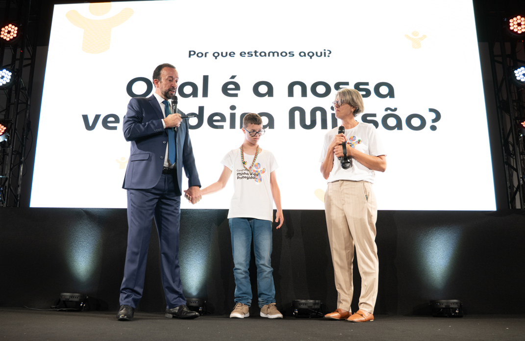 Rogério Araújo, presidente do Instituto Minha Vida Protegida, recebe a diarista Marlene e seu filho Rafael