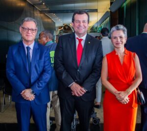 Da esquerda para a direita: Kleber Vitor, presidente da CNPPM; deputado federal Waldemar Oliveira, presidente da Frente Parlamentar; e a Dra. Fabiana Sant’Anna, diretora jurídica da CNPPM / Foto: Divulgação