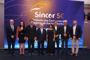 Da esquerda para direita: Leonardo Egert, Dayane Piemonteze, Jean Carlos dos Santos, Auri Bertelli (SincorSC), Siméia Heleodoro, Sérgio Musa, Luis Cauduro e Fabricio Cardozo.