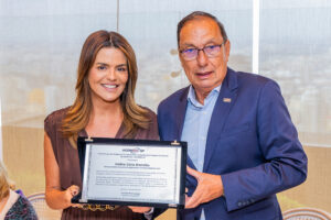 Karine Brandão recebe a placa de Ricardo Montenegro